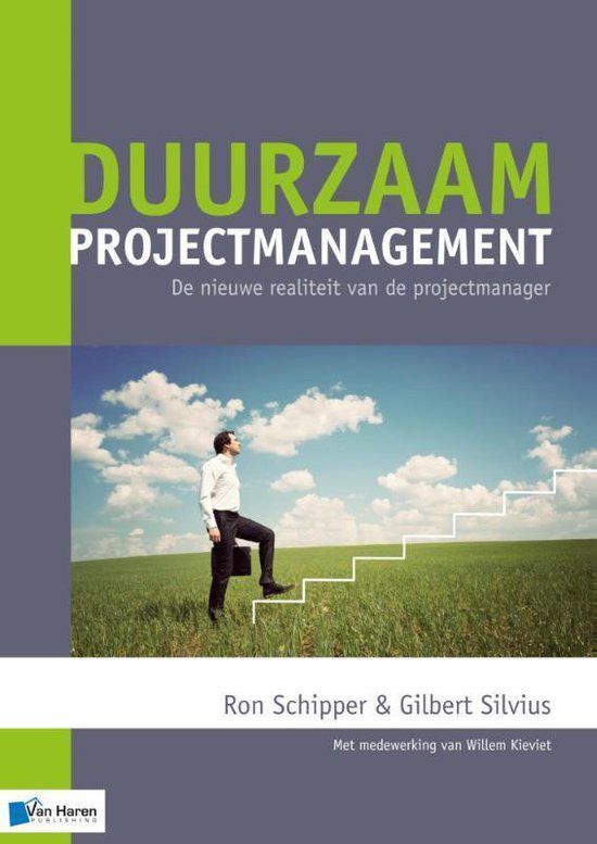 Boekcover: Man beklimt trappen op een grasheuvel; titel 