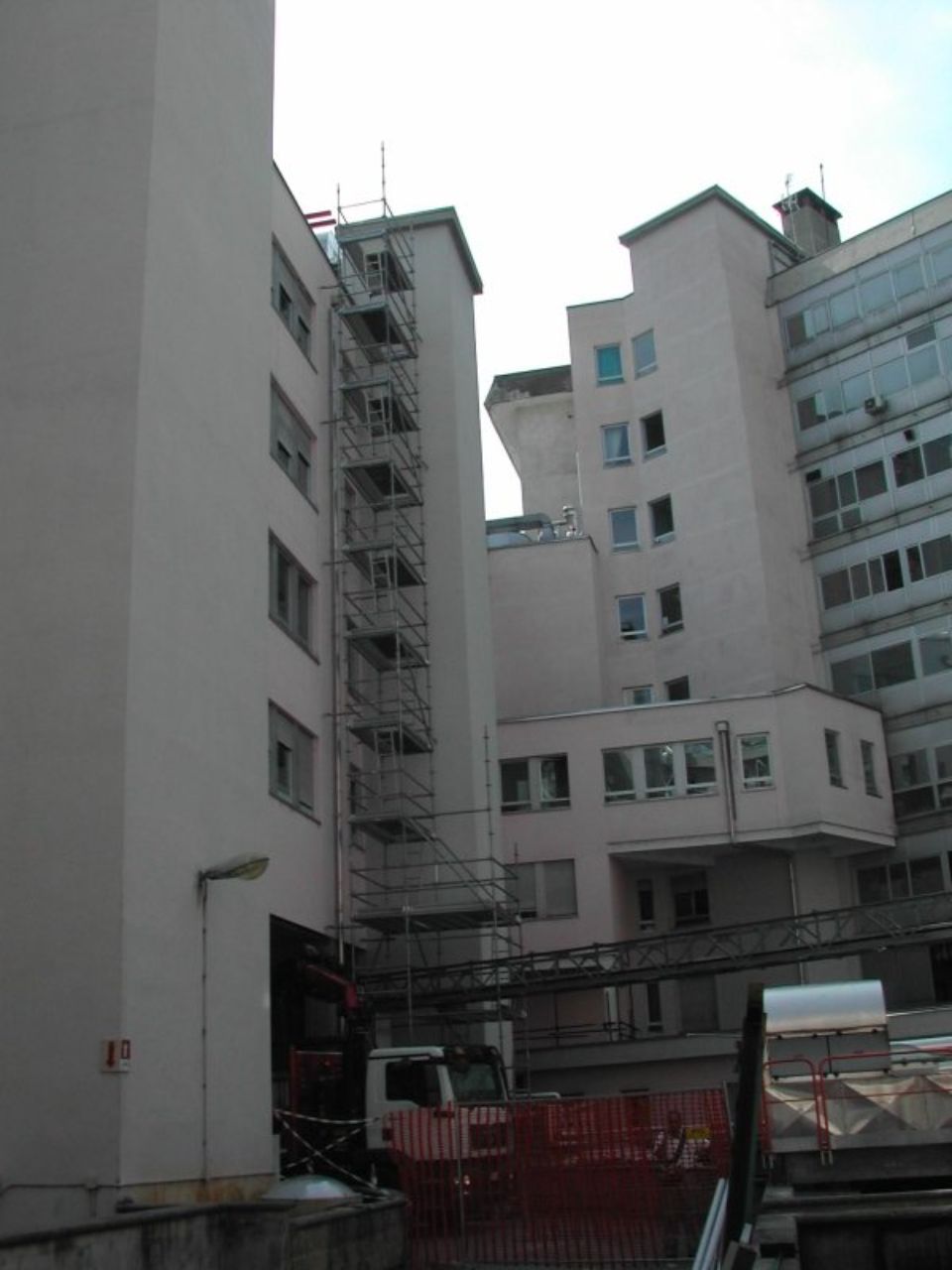 scale di sicurezza su ponteggi per lavori su palazzi