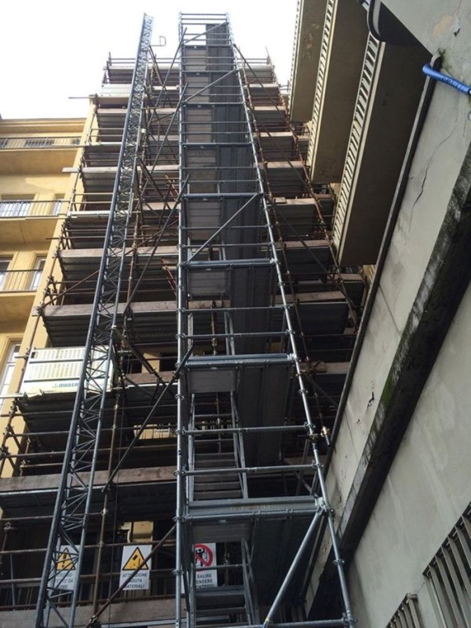 scale di sicurezza su ponteggi per cantieri