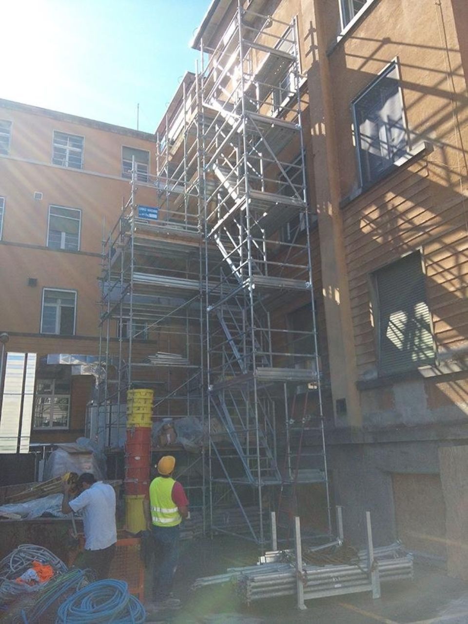 scale di sicurezza su ponteggi per edifici
