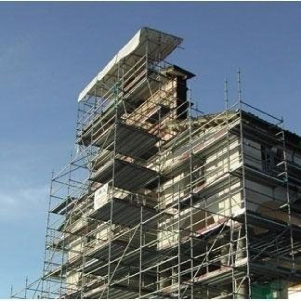 Costruzione ponteggi su palazzo