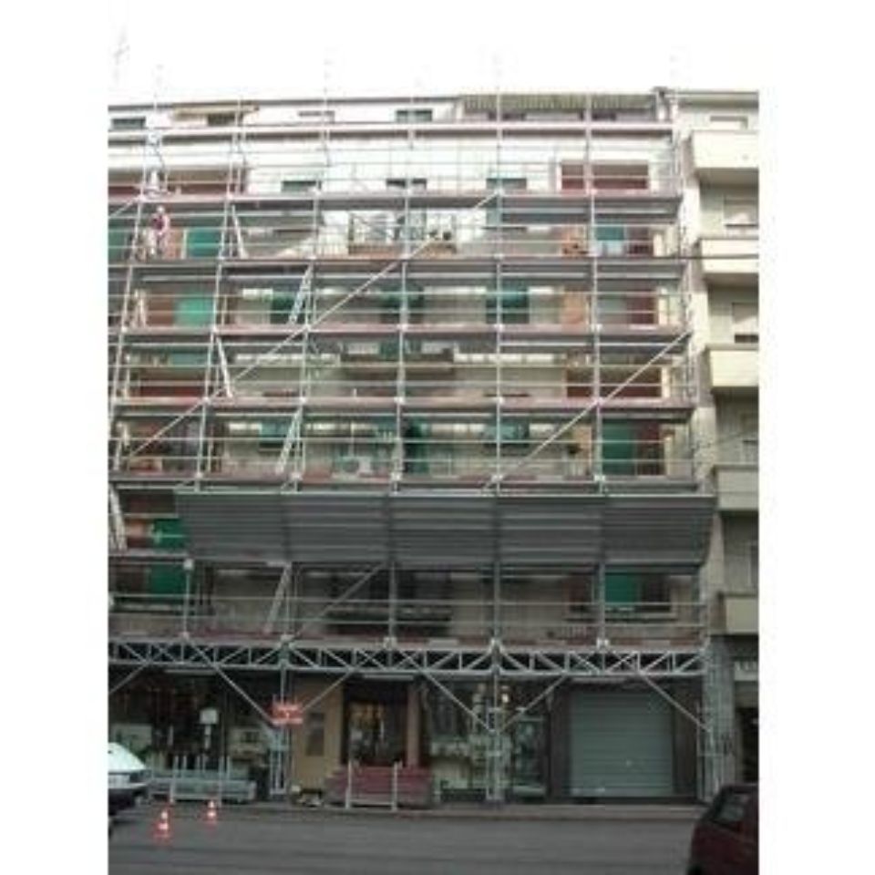 Facciata di un palazzo con ponteggi