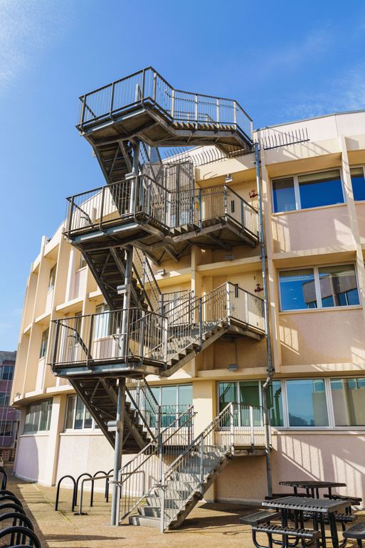 scale di sicurezza sulla fiancata di un palazzo