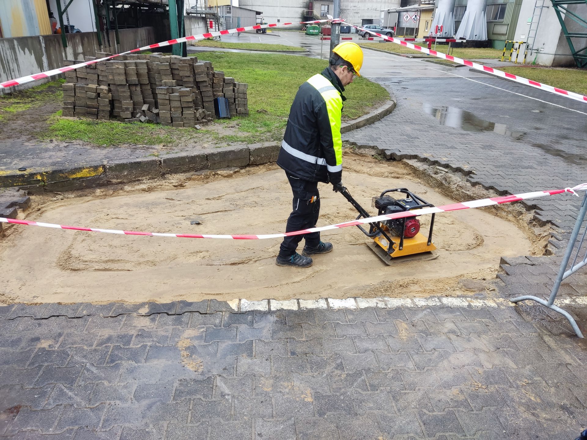 prace drogowe majfix, układanie kostki utwardzanie terenu, naprawy infrastruktury 