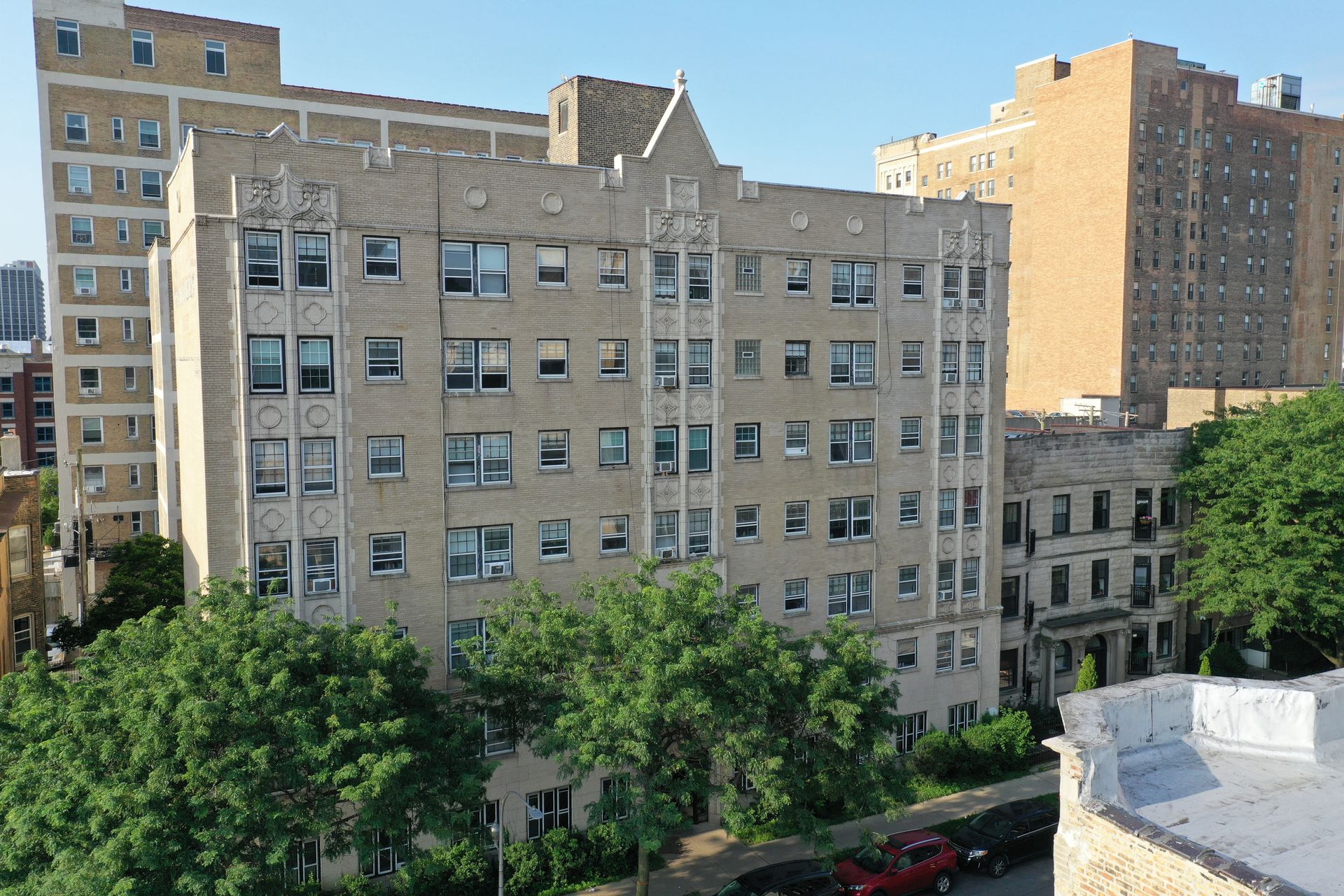 917 W Eastwood Ave
Chicago, IL 60640
