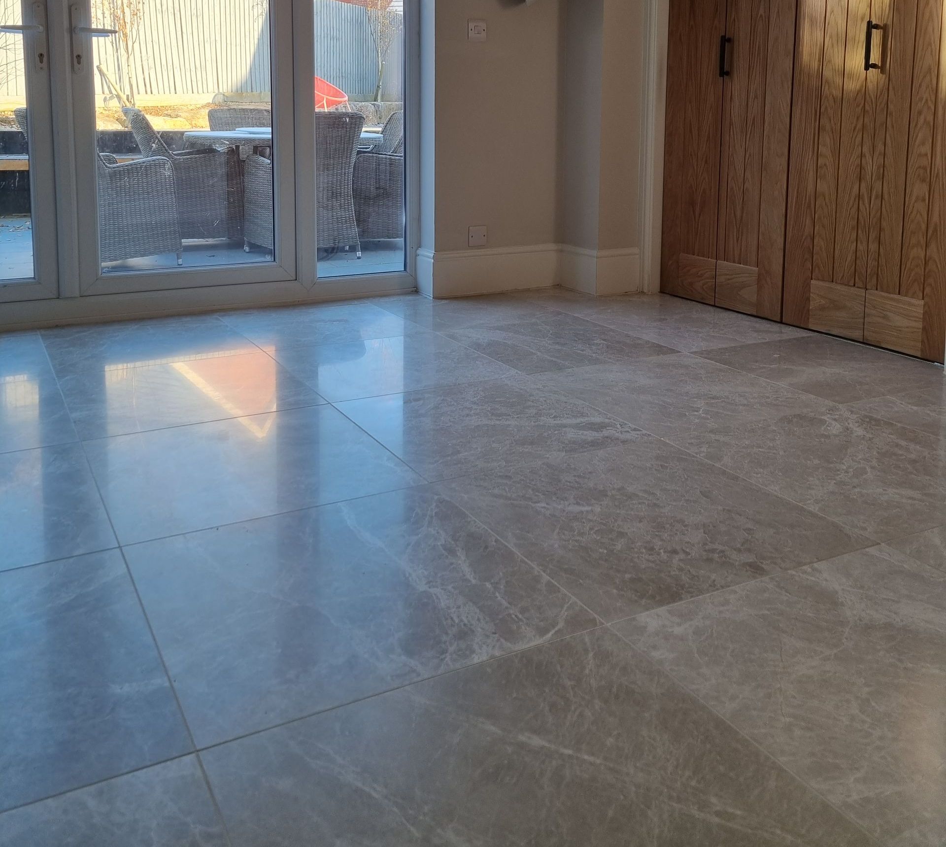 Kitchen with marble floor tiles, decoupling membrane, natural stone floor,