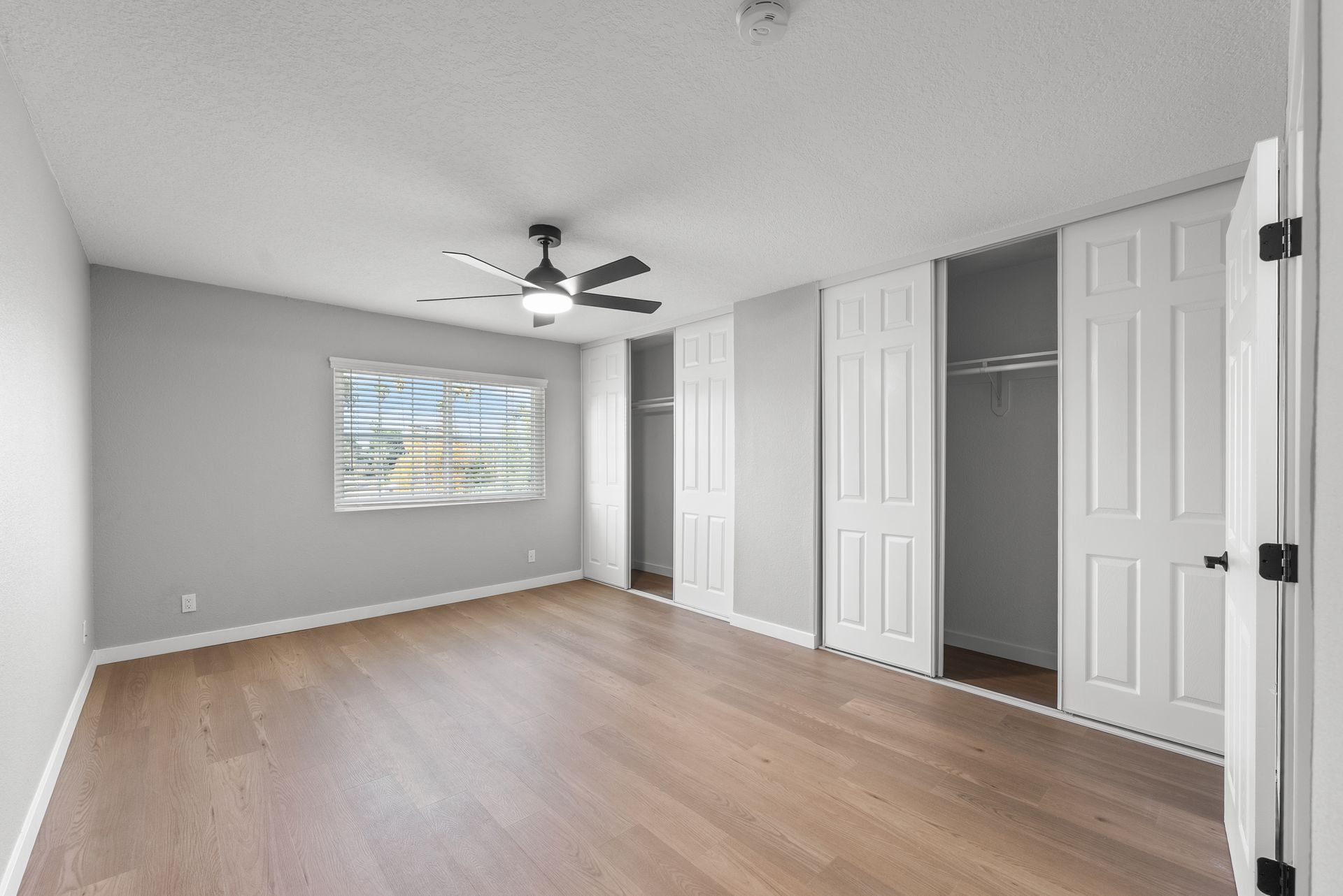 Sliding Photo Gallery Displaying Apartment Features