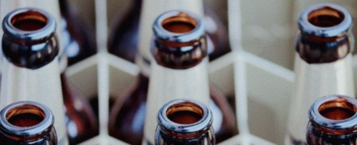 木箱に入った茶色のビール瓶を上から見た図。