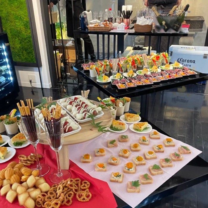 イベント用の前菜と飲み物が並んだビュッフェテーブル。