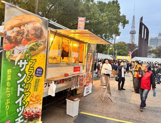 「ブラジルサンドイッチ」と書かれた看板を掲げたフードトラック