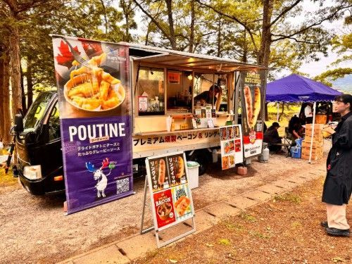 ハンバーガートラックが駐車場に停まっています。