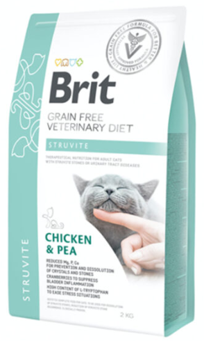 Bolsa de comida para gatos británica: sabor pollo y guisantes. Gato gris acariciado. Envase turquesa y blanco.