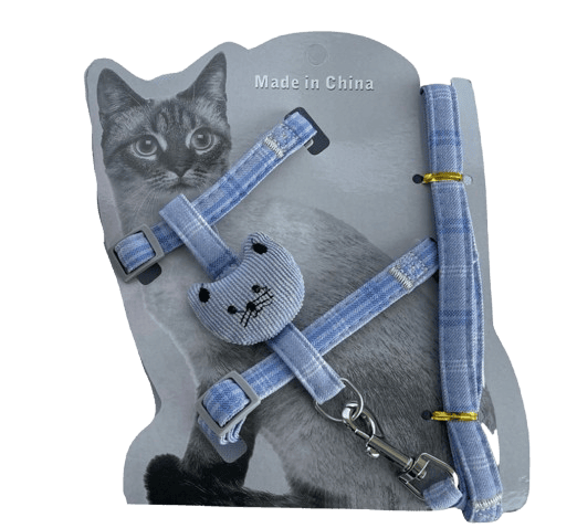 Conjunto de arnés y correa para gato a cuadros azules sobre soporte de cartón.