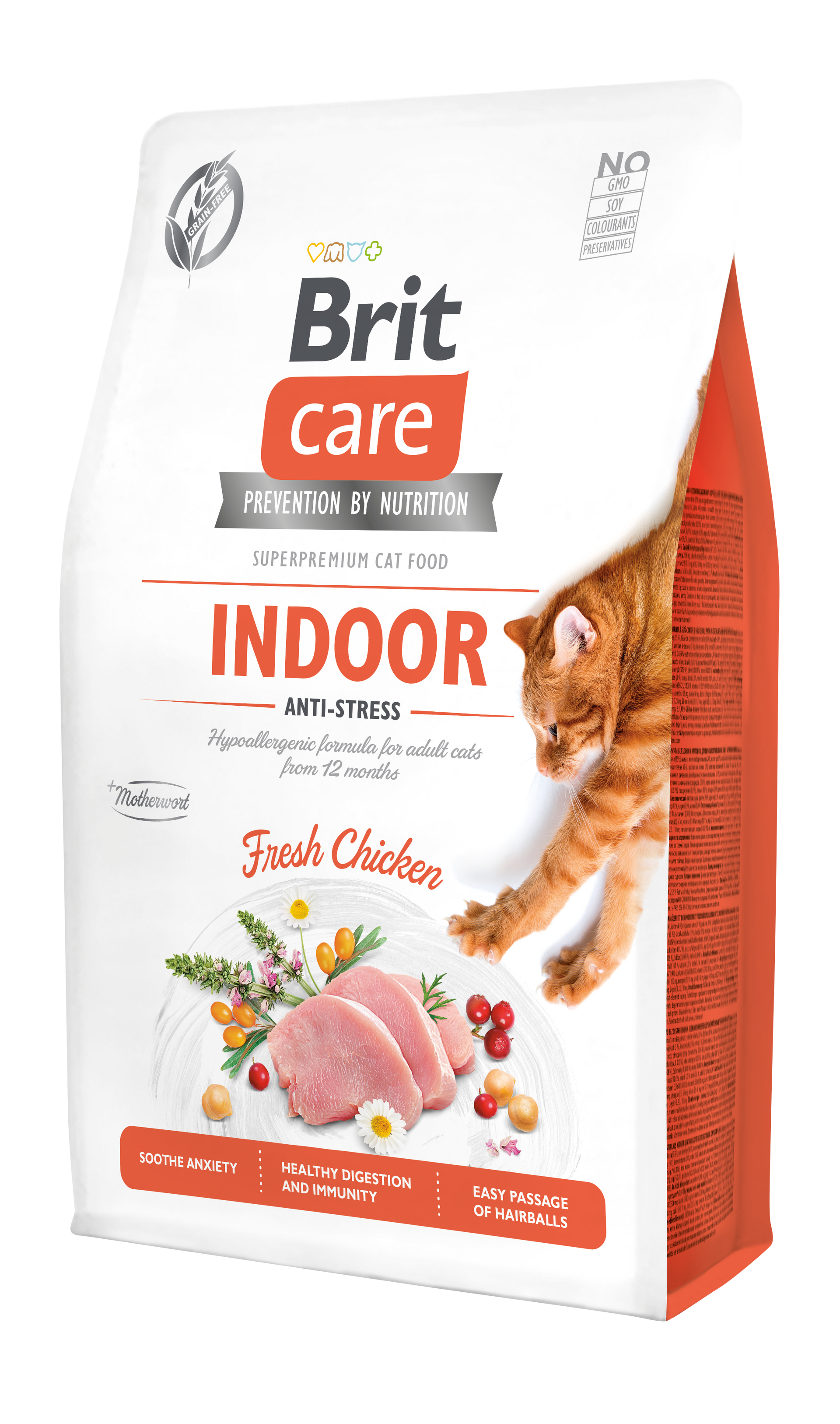 Bolsa de comida para gatos de interior Brit Care con pollo fresco y un gato intentando cogerla, sobre un fondo blanco.