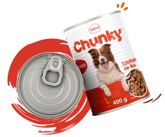 Lata de comida para perros con un cachorro asomándose, sobre una salpicadura roja.