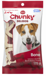 Bolsa de premios para perros con un hueso masticable. Muestra un perro y detalles del producto en un paquete blanco y rojo.