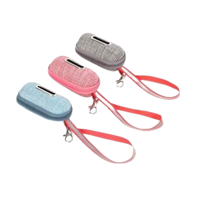 Tres dispensadores de bolsas para desechos de perros con correas, en azul, rosa y gris.