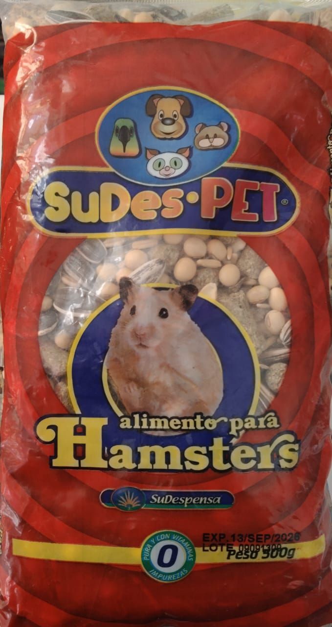 Bolsa de comida para hámster con la imagen de este. Envase rojo y amarillo; dice
