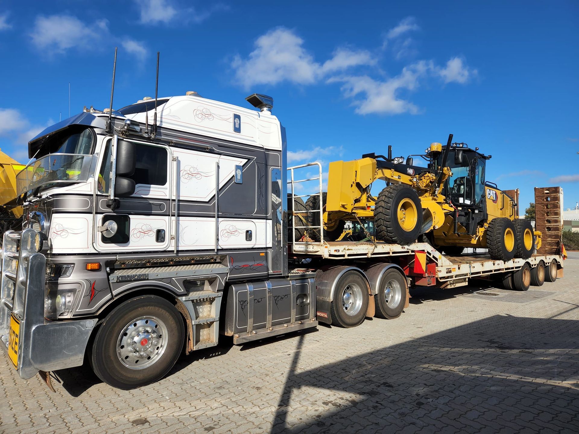 Prime mover with low loader