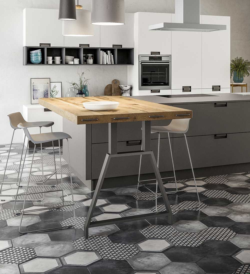 cucina con tavolo in legno e sgabelli