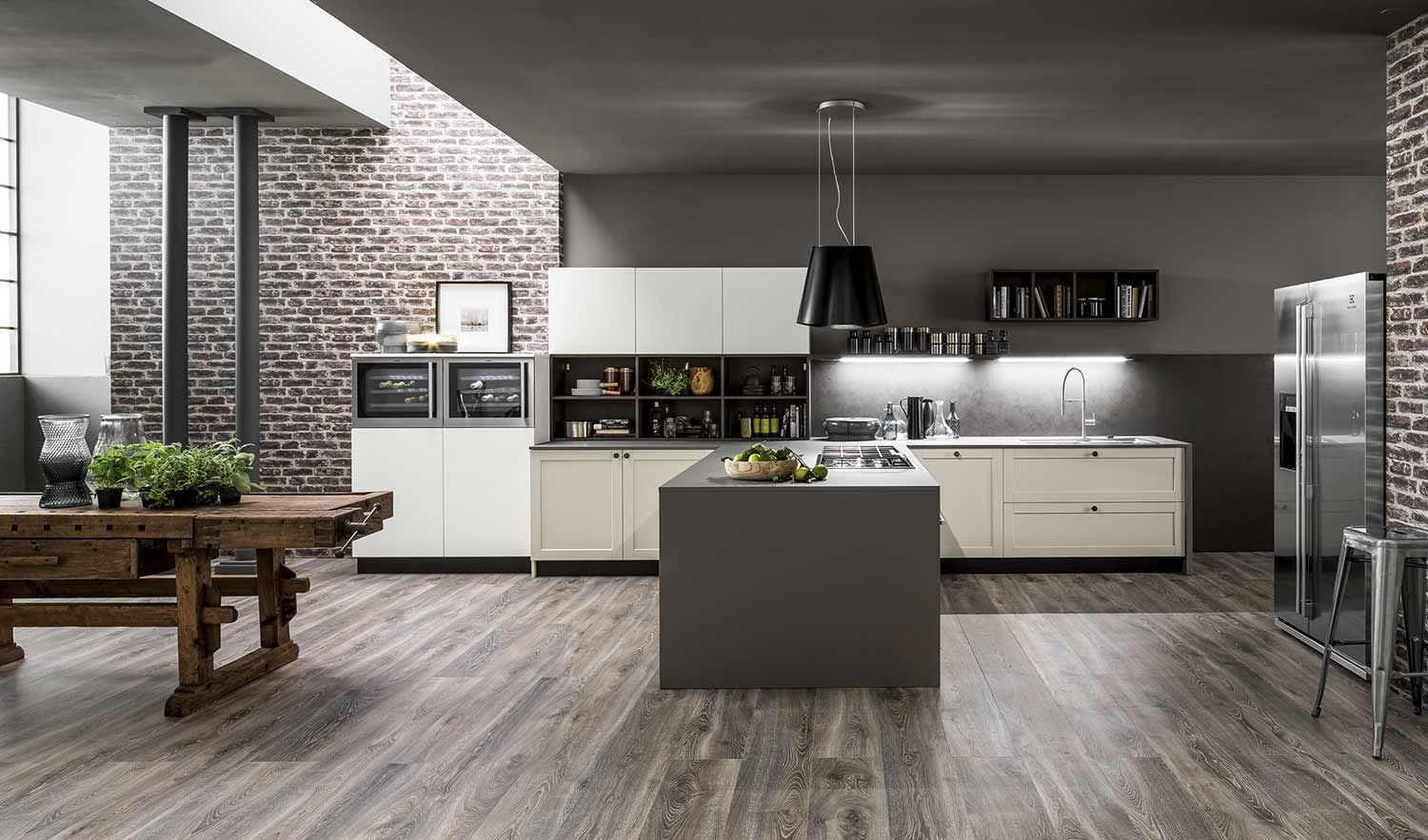 una cucina con tavolo in legno e parete in mattoni