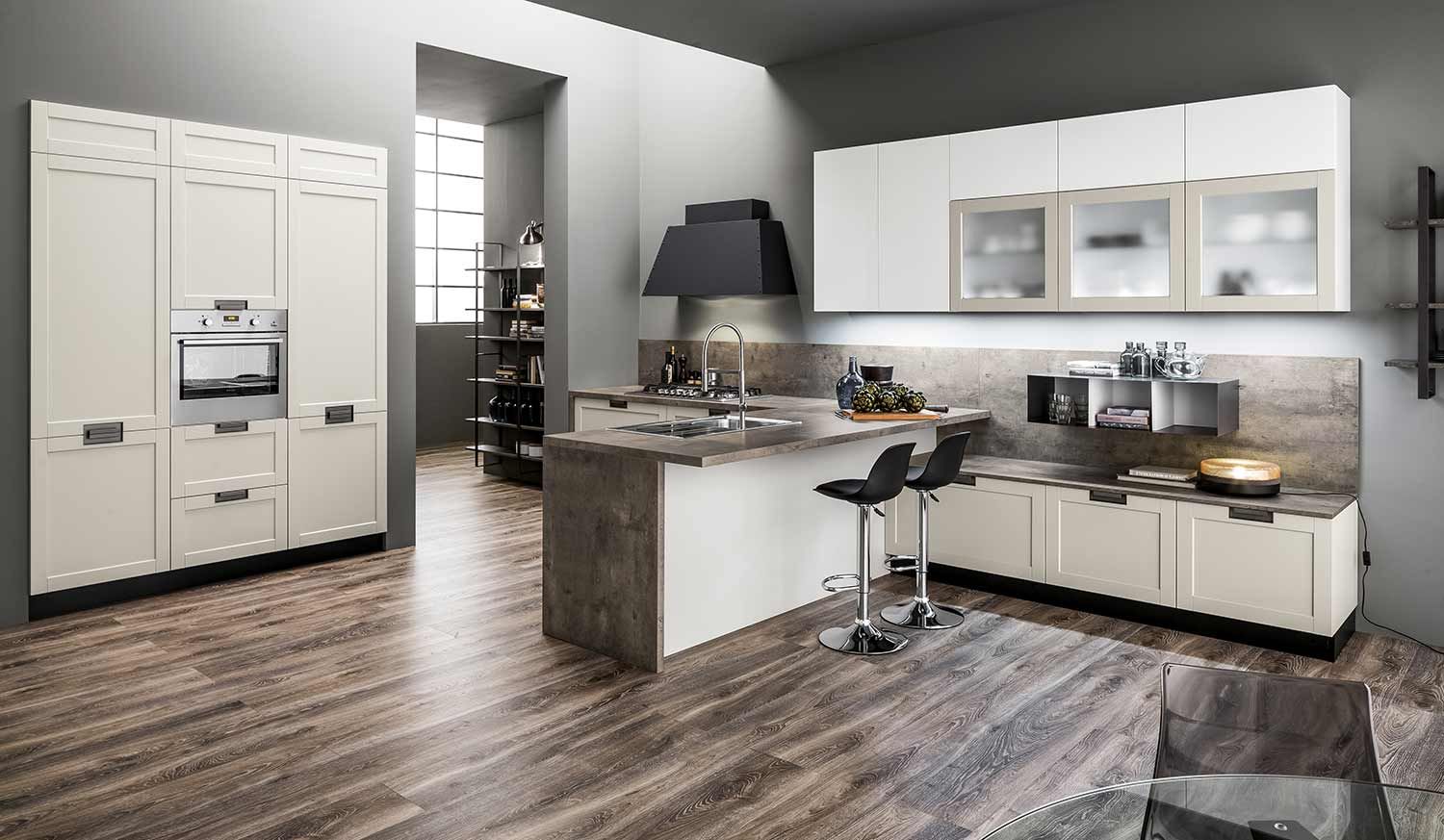 una cucina con mobili bianchi e pavimento in legno.