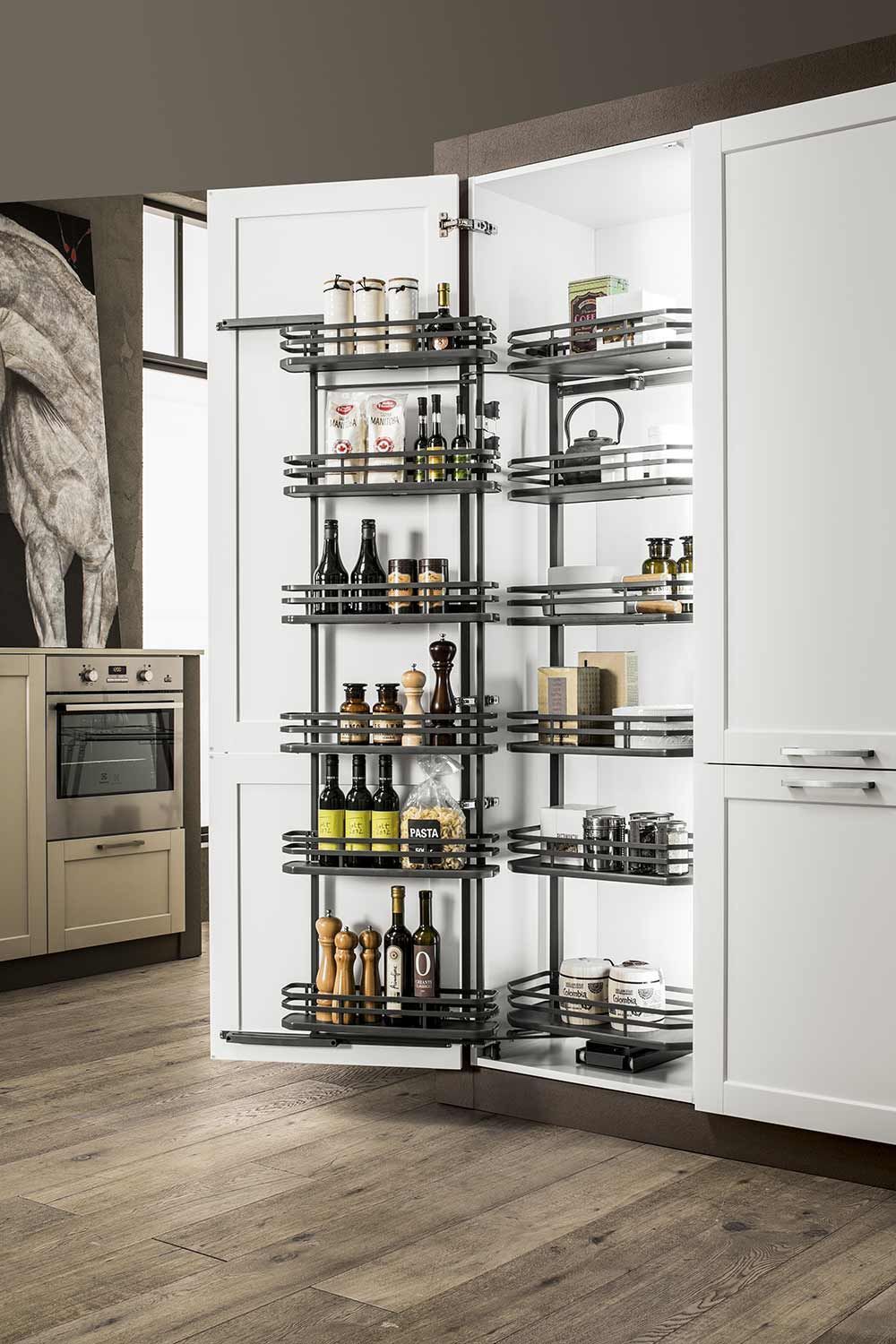 cucina con una dispensa piena di bottiglie e barattoli