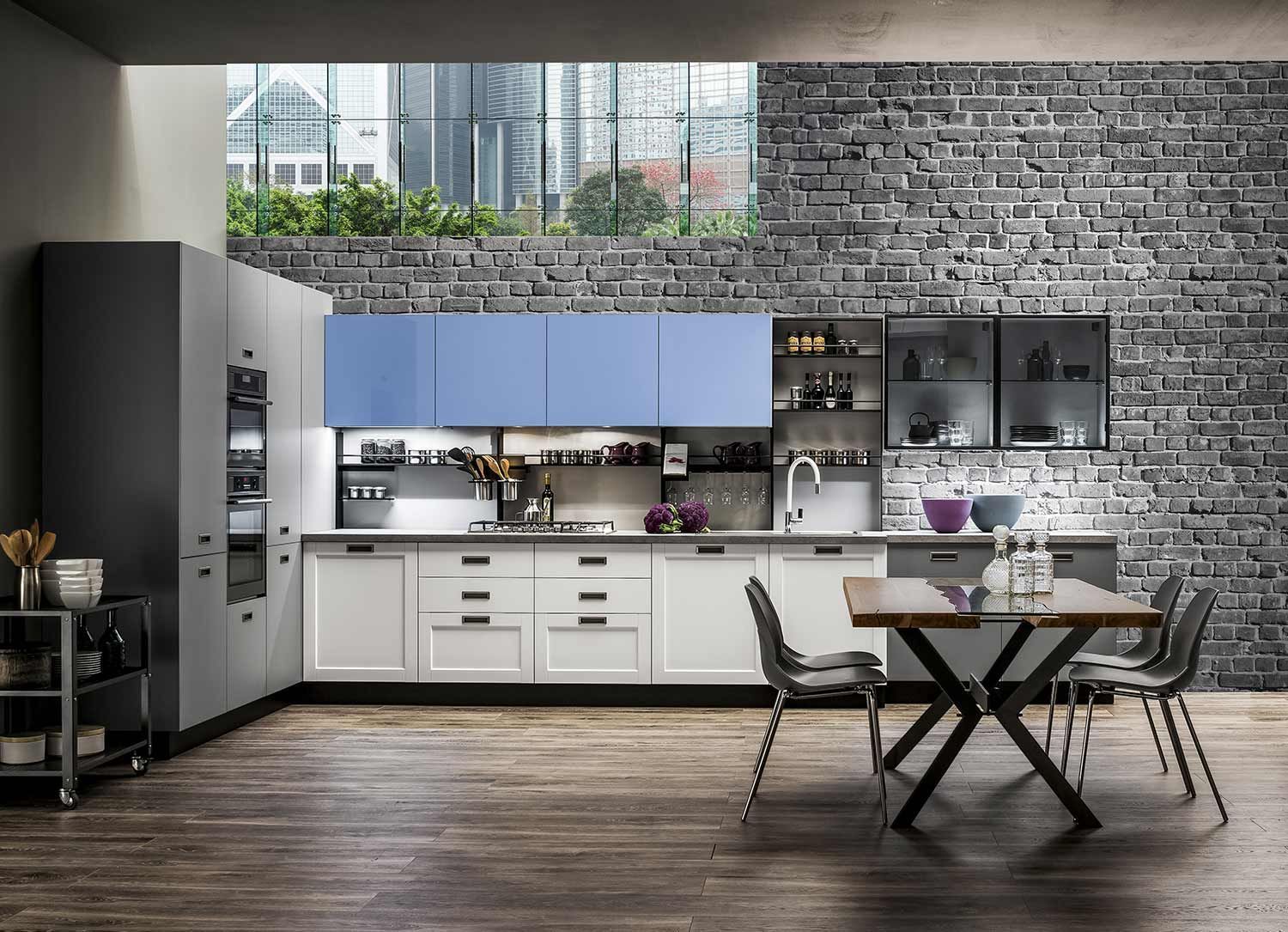 cucina con tavolo e sedie e un muro di mattoni