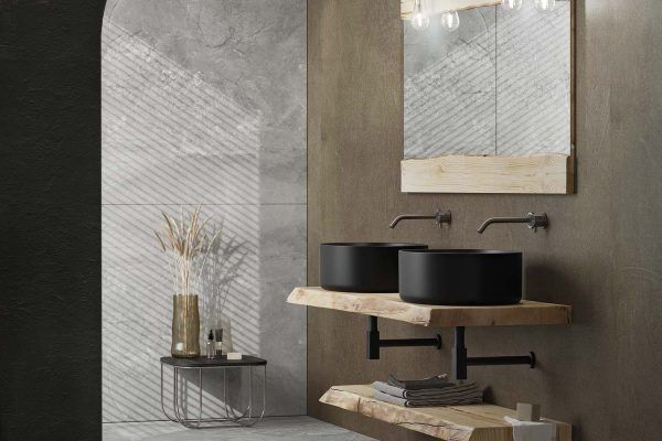 bagno con due lavandini, uno specchio e una mensola in legno