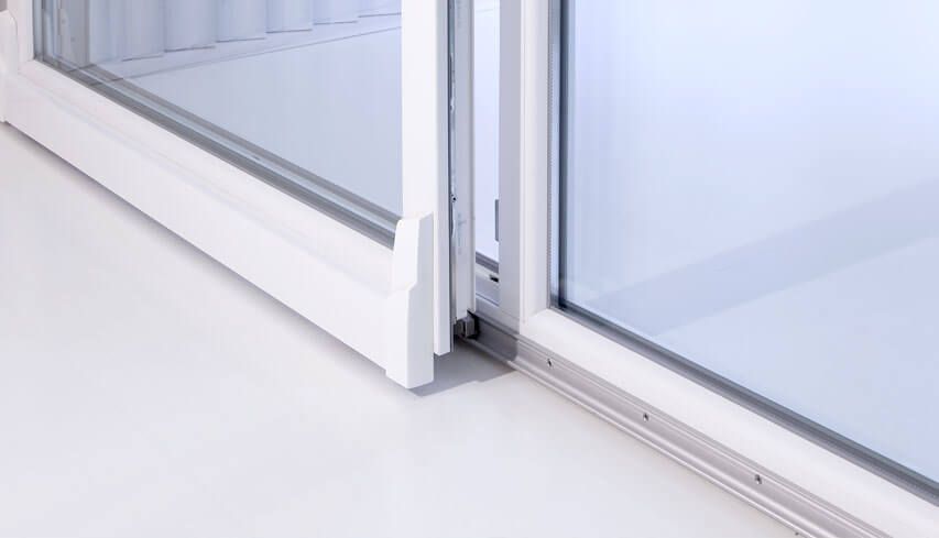 primo piano di una porta scorrevole in vetro bianco