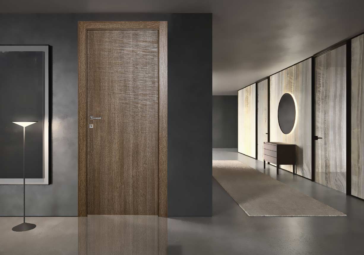 disimpegno con una porta in legno e uno specchio