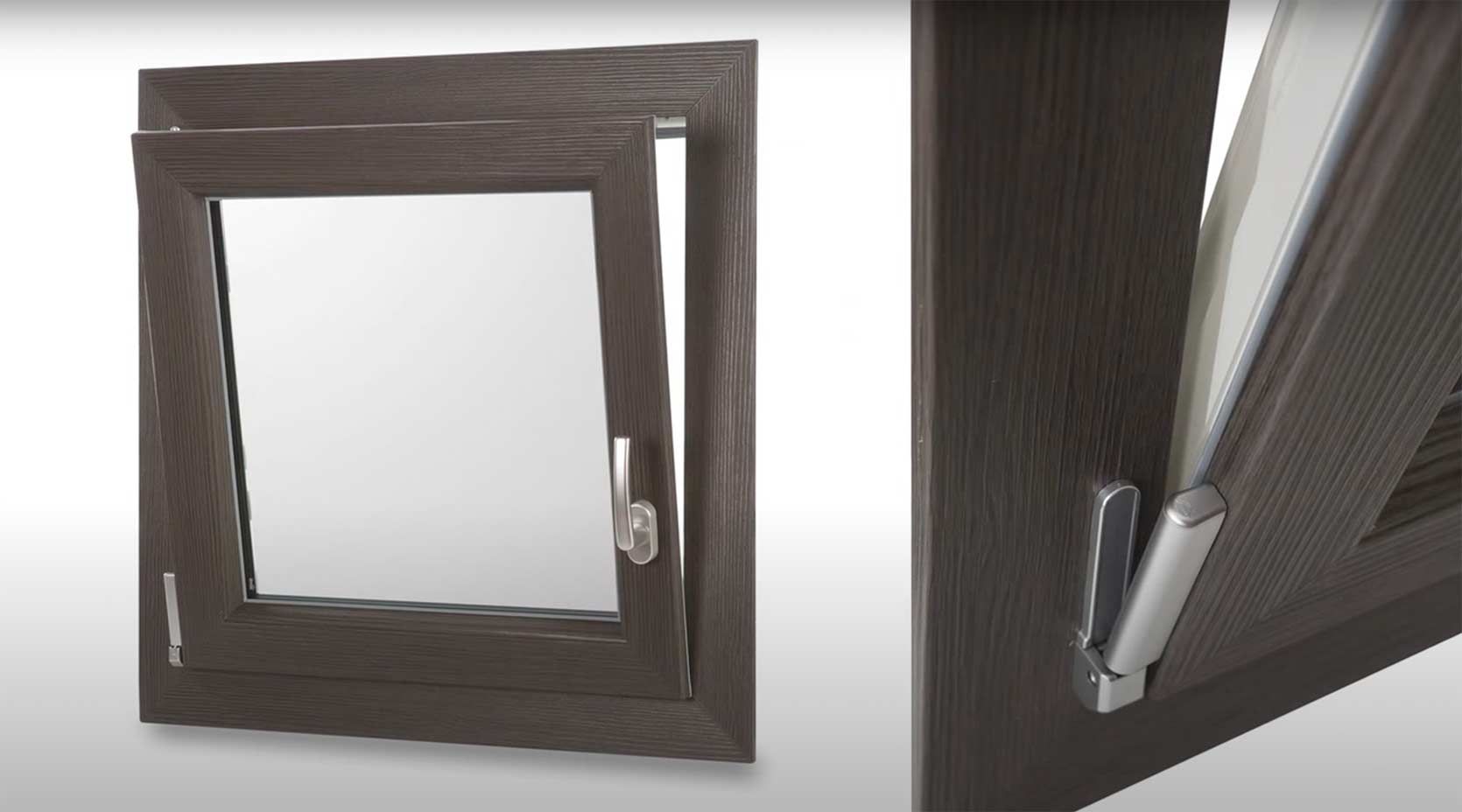 primo piano di una finestra in legno con maniglia su sfondo bianco