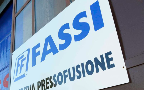 tavoli e sedie scuri moderni