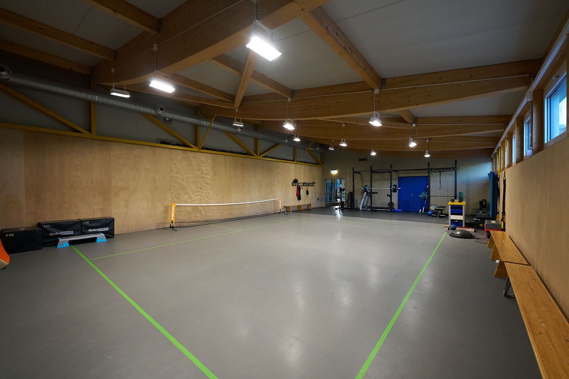 Eine große leere Lagerhalle mit einer grünen Linie auf dem Boden.