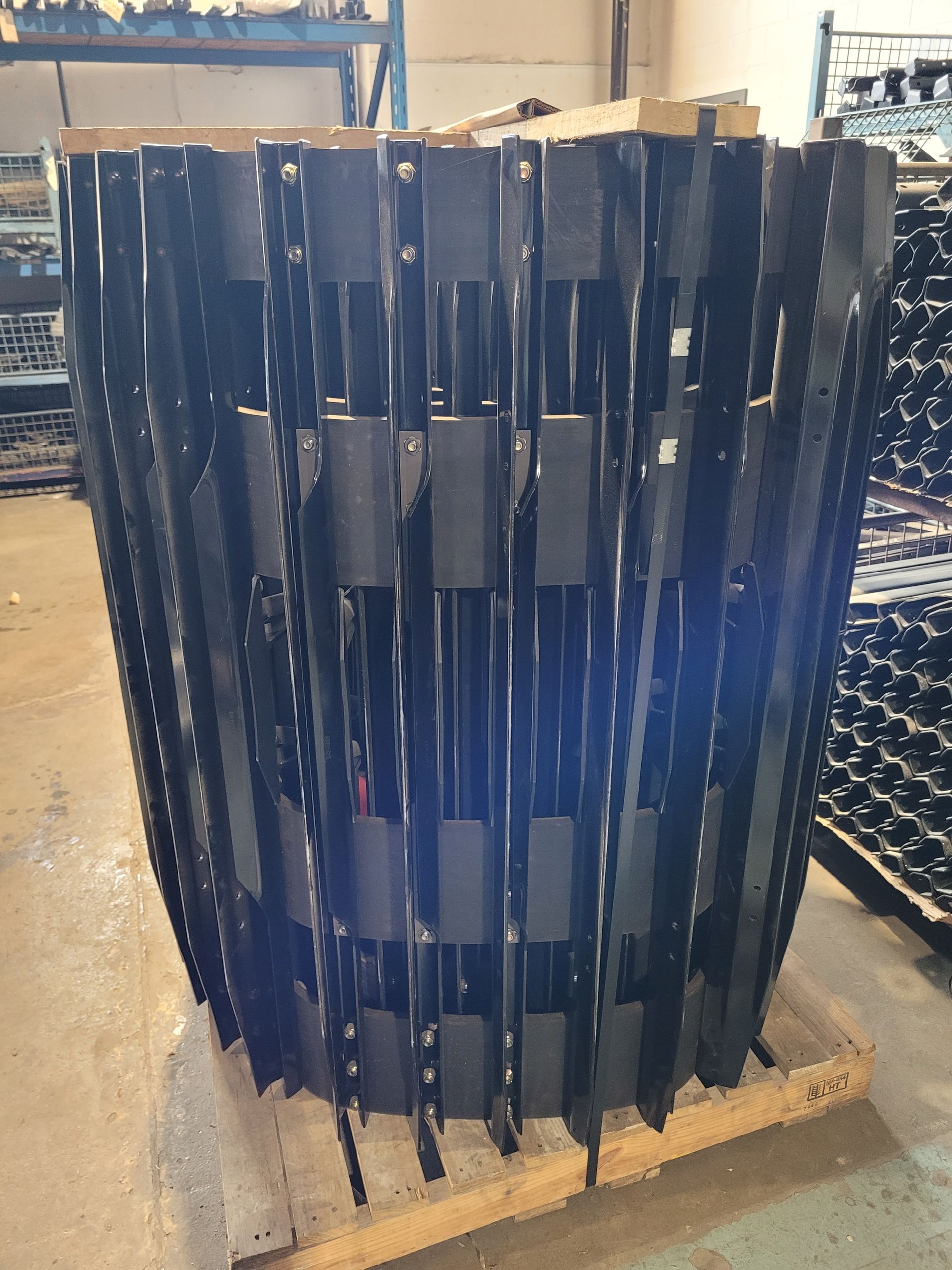 Un gros objet métallique est posé sur une palette en bois.