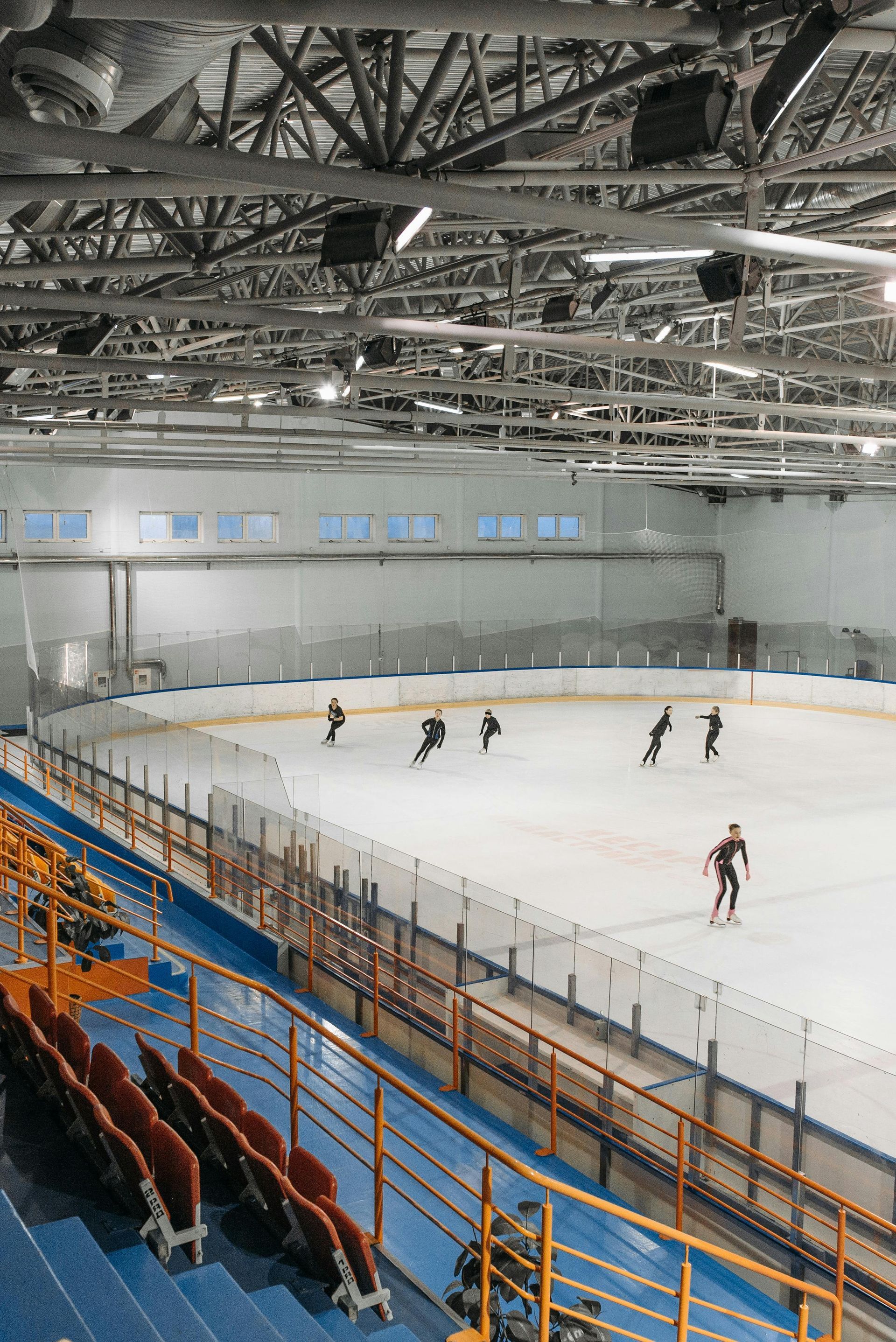 Mensen schaatsen