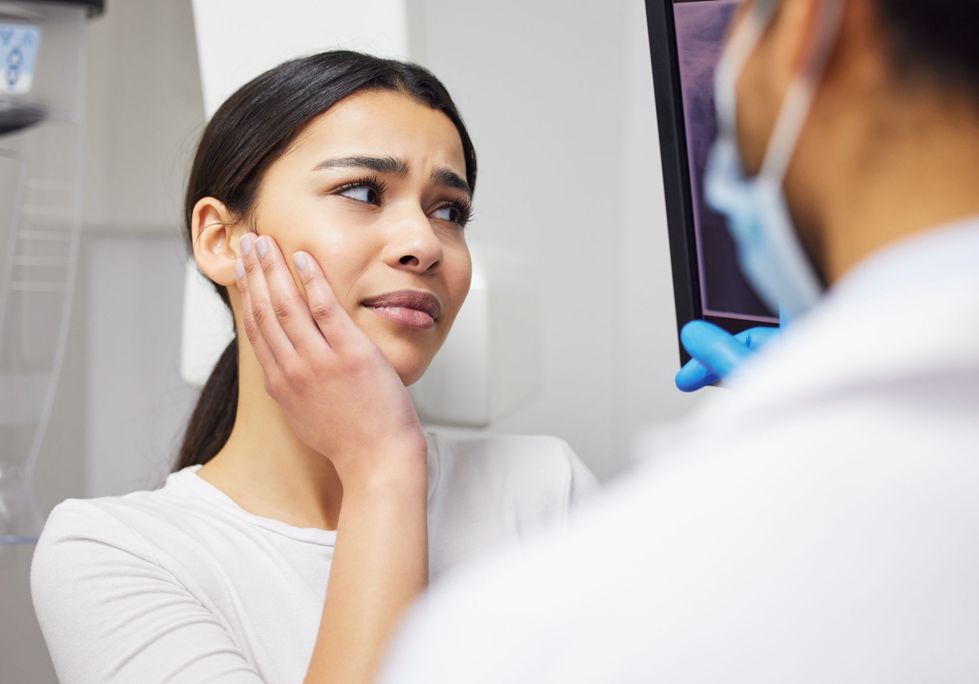 A patient with a toothache is visiting an emergency dentist in a dental office for a consultation.
