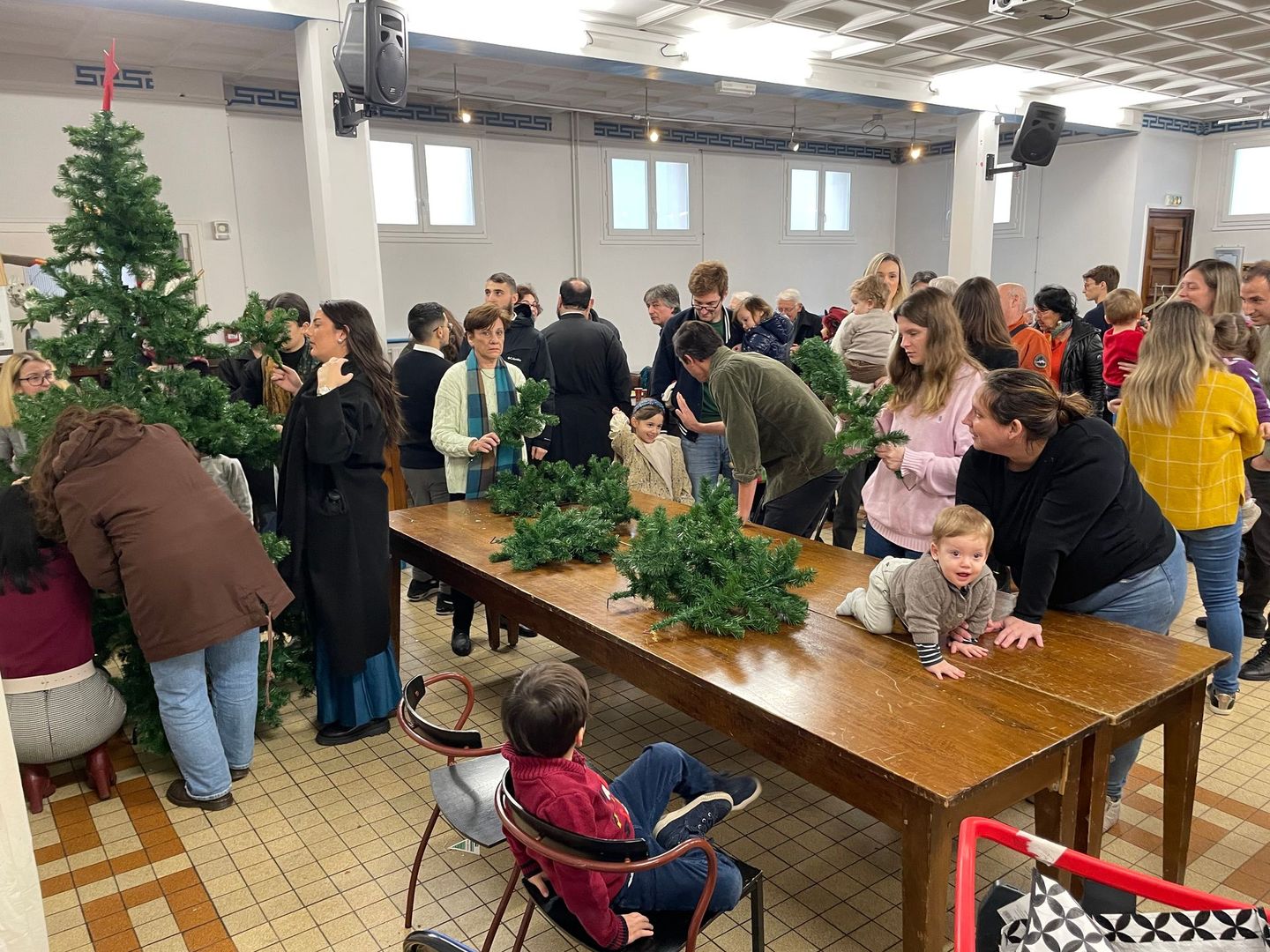 8/12/2024
Décoration du sapin de Noël à la salle paroisse.
