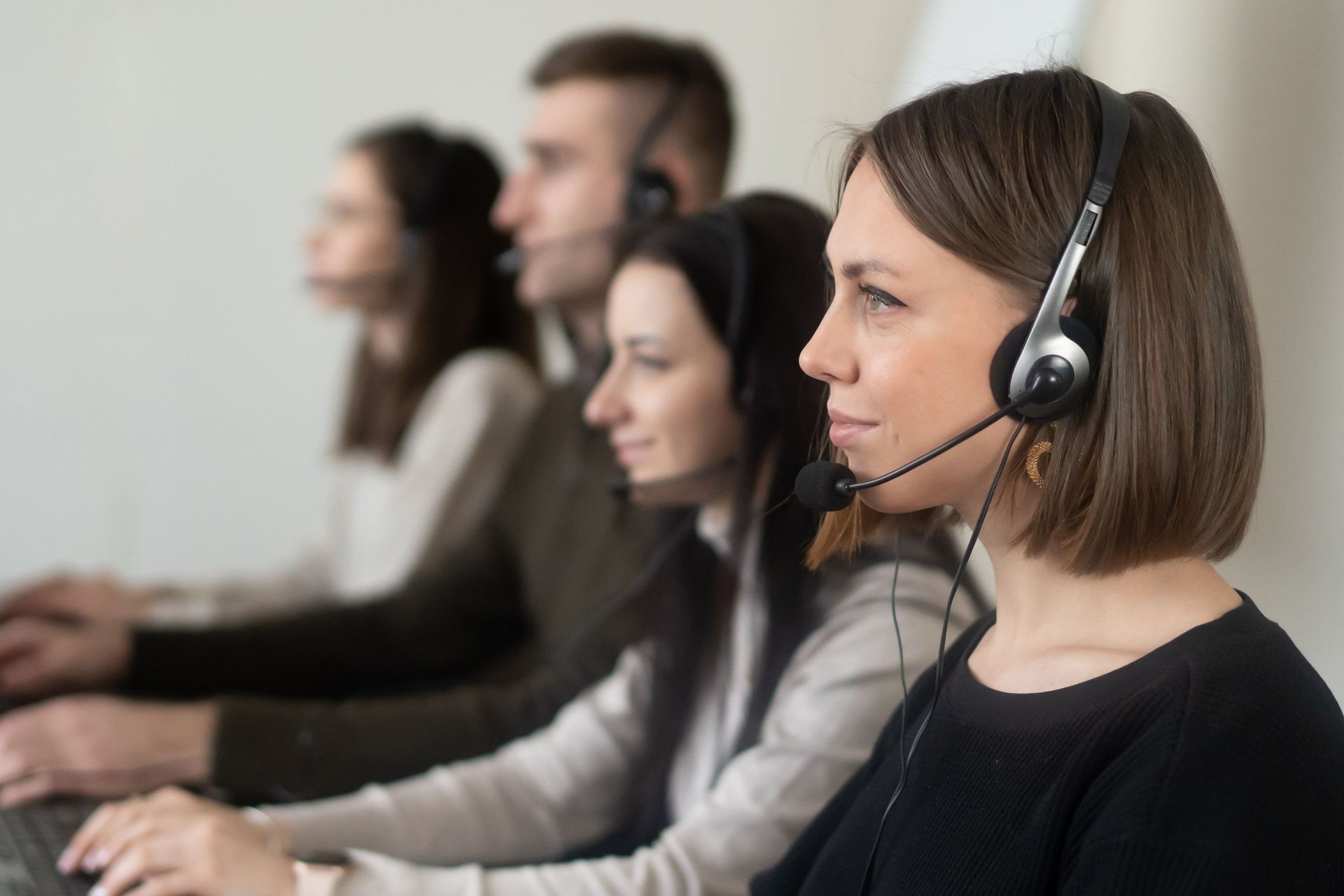Comparison of an AI chatbot and a live customer service representative assisting website visitors