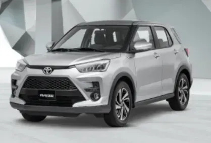 SUV Toyota plateado en un estudio, vista frontal de tres cuartos sobre un fondo blanco.