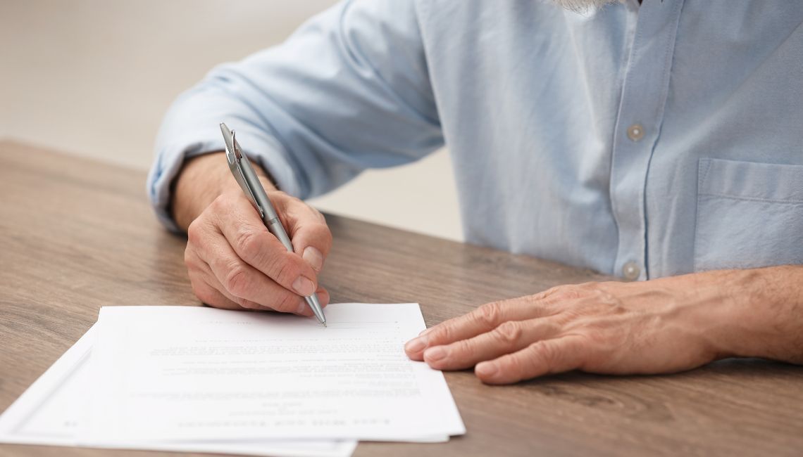 Firma de contrato de servicios funerarios con información de previsión