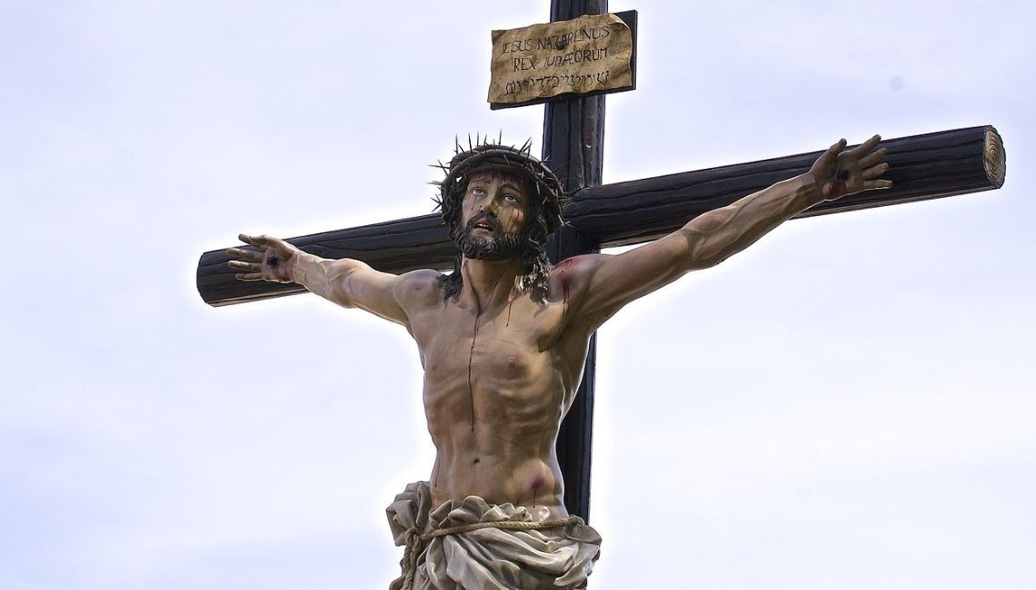 Escultura de Jesucristo crucificado con corona de espinas, representando el sacrificio y el dolor durante la crucifixión. Imagen simbólica del Viernes Santo, asociada a la reflexión y el ayuno en la tradición cristiana.