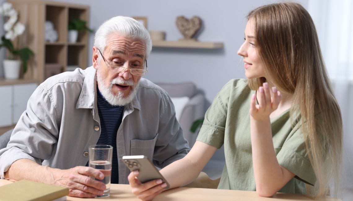 Abuelo y nieta compartiendo un momento de conversación y apoyo familiar.