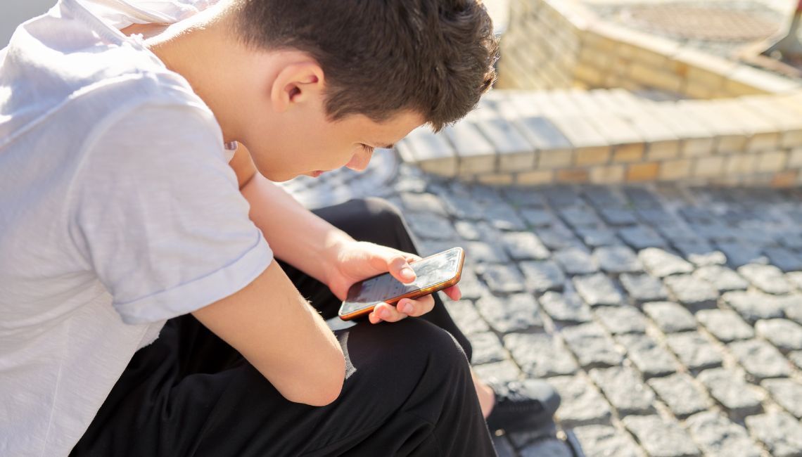 Joven en duelo consulta su celular como parte de su experiencia en redes sociales