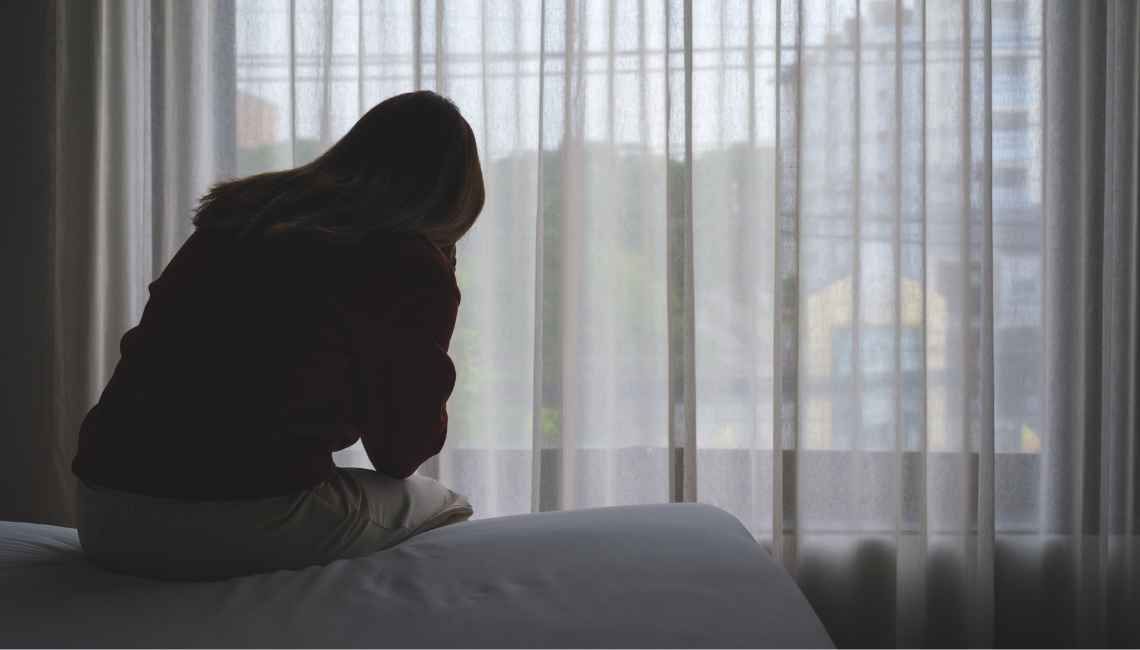 Mujer reflexionando en silencio durante un proceso de pérdida y duelo.