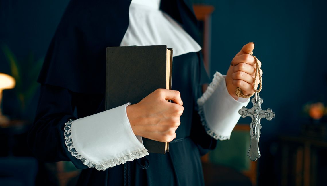 Monja sosteniendo una Biblia y un crucifijo, símbolo de fe y consuelo espiritual en momentos de duelo