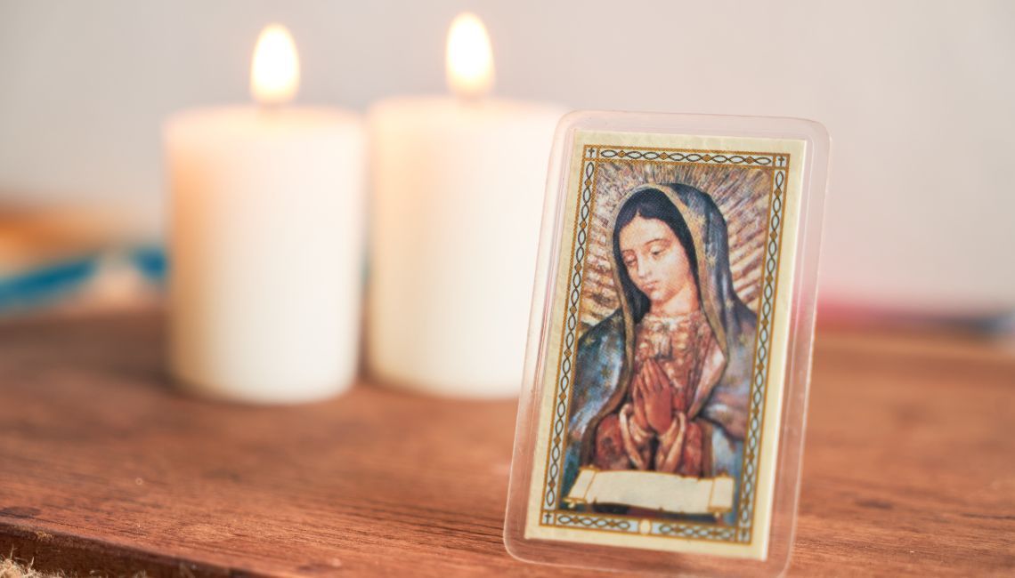 Imagen de la Virgen de Guadalupe, símbolo de consuelo y esperanza para quienes buscan fortaleza en momentos de duelo.