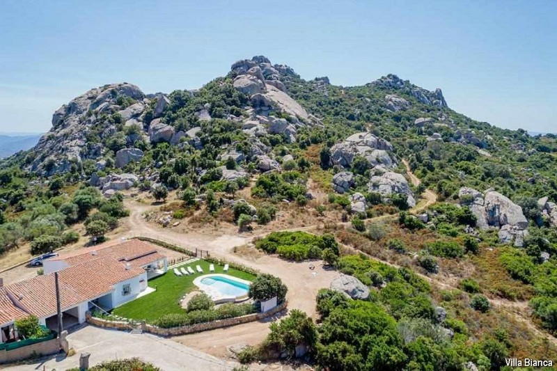casa indipendente con piscina