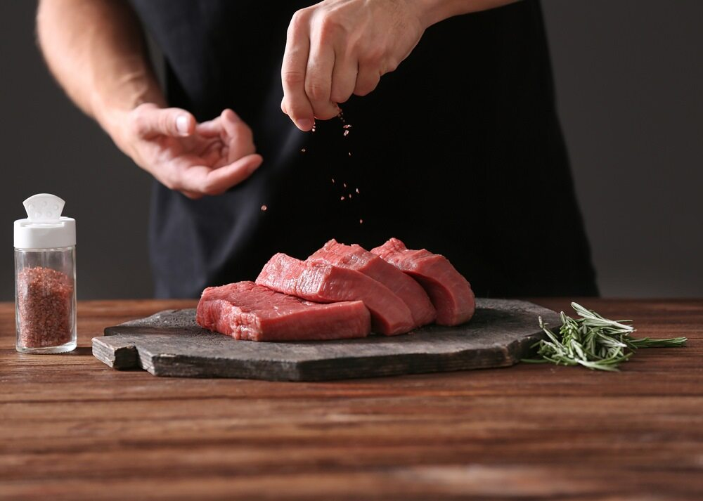 Seasoning meat