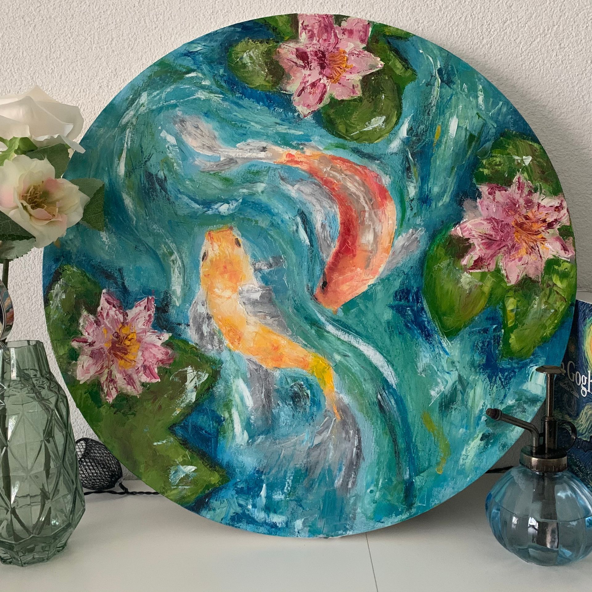 Balance  oil paint with spatula on round canvas
